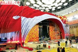 春晚舞台打造黄金甲气派 重现电影主色调