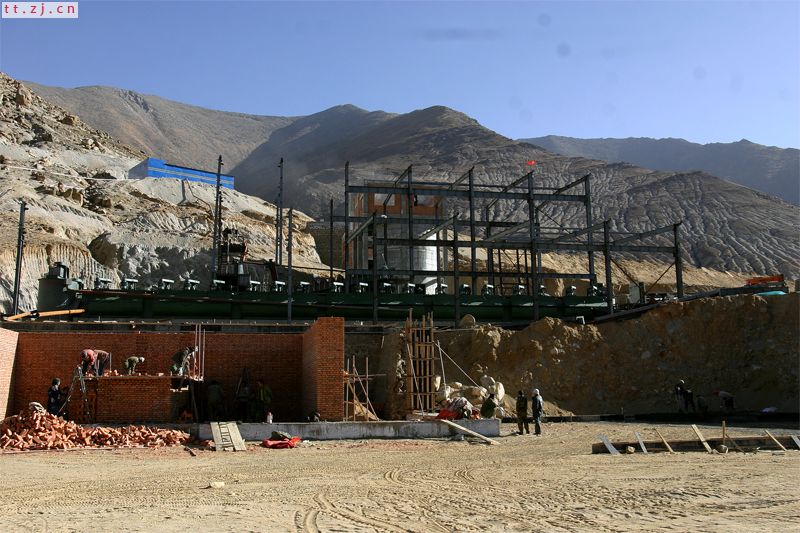 建设中的选矿厂工地