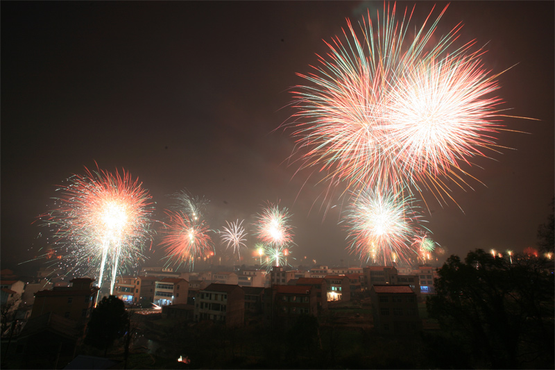 大年初一夜,俺村子里的烟花