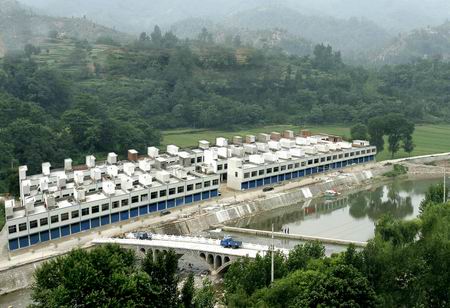 河南卢氏县委土坯房中办公50年 用钱改善民生