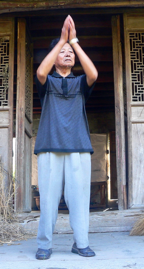 青  山 不  倒  青 松 不 老