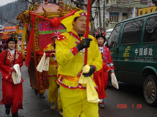 今天在店门口看到的迎亲队伍