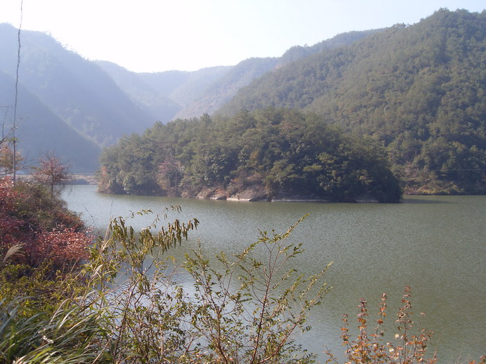 [原创]爬光秃秃的毛草山________吃火辣辣的酸菜鱼________摘铁蒂青的金橘子
