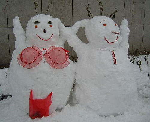 暴风雪过后｀｀街头的搞笑雪人