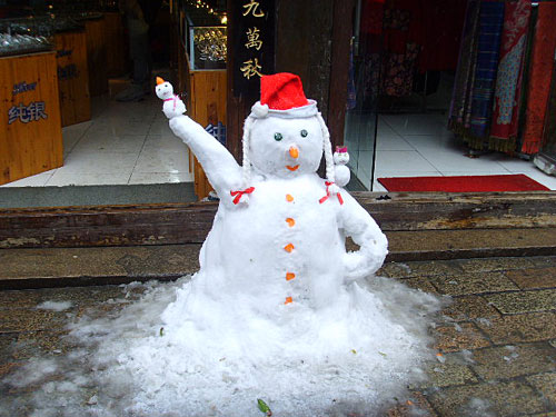 暴风雪过后｀｀街头的搞笑雪人