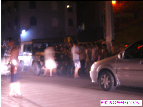 又出交通事故了...........JEEP碰女试摩托车