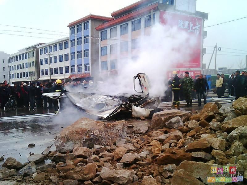 杜桥发生重大交通事故，造成4人当场死亡1人重伤