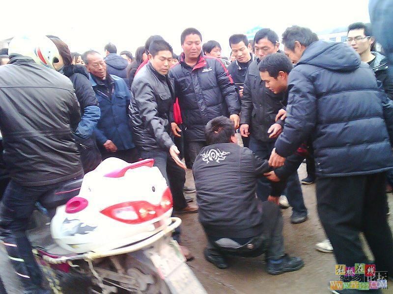 杜桥发生重大交通事故，造成4人当场死亡1人重伤