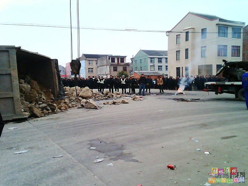 杜桥发生重大交通事故，造成4人当场死亡1人重伤