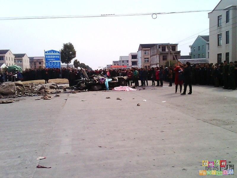 杜桥发生重大交通事故，造成4人当场死亡1人重伤