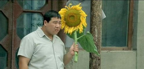 哥手捧娇艳的菊花眼神充满忧郁~~.jpg