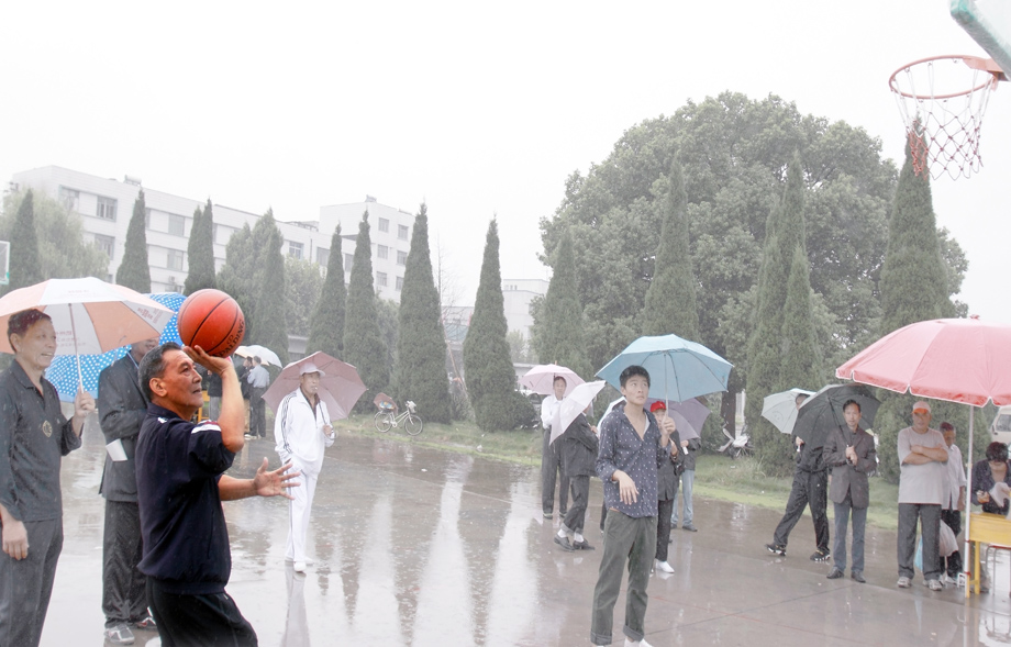 6 运动员冒雨定点投篮.jpg