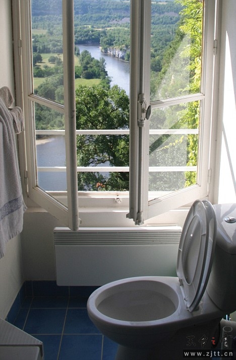 悬臂城堡（Cliff-Top Chateau）里的厕所，窗外是美丽的多尔多涅河畔风光。.jpg