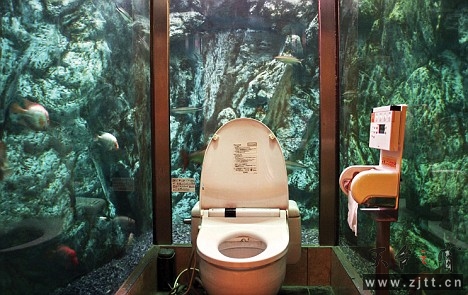 一家名叫“Mumin Papa”的咖啡厅在水族馆内做了一个水族厕所，如厕时周围都是游来游去.jpg