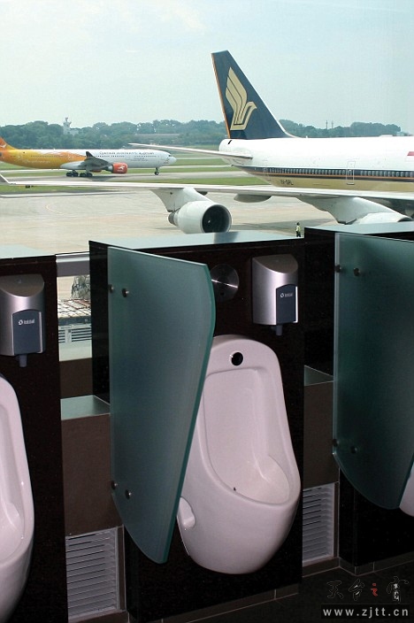 樟宜机场（Changi Airport）新建的3号航站的厕所，当男士们小便时可以看到巨大的飞机身影。.jpg