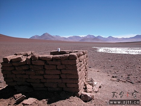 这个建在安第斯山脉1.2万英尺高处的厕所可以欣赏到世界上最大的盐沼风光.jpg