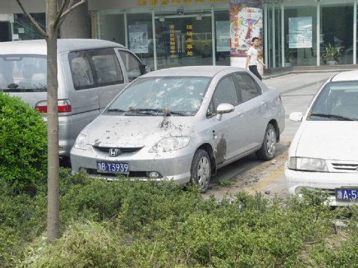 ~~~在抗日浪潮中被砸坏的车`````