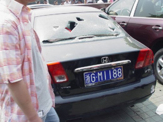 ~~~在抗日浪潮中被砸坏的车`````