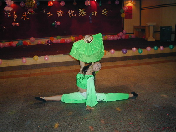 靓风E族俱乐部代表年-年有余组参加正月正晚会的节目
