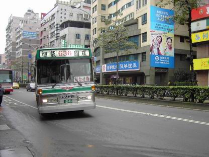 不想让座就大声说：凭什么叫我让！