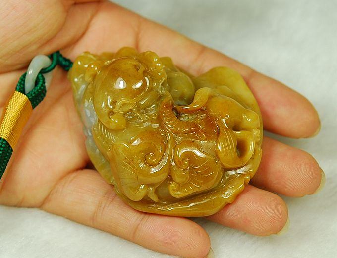 转让一个大型的翡翠貔貅把件，有人要嘛？