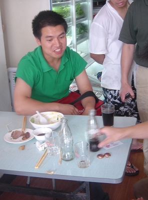 瓶装可口可乐内发现不明沉淀异物